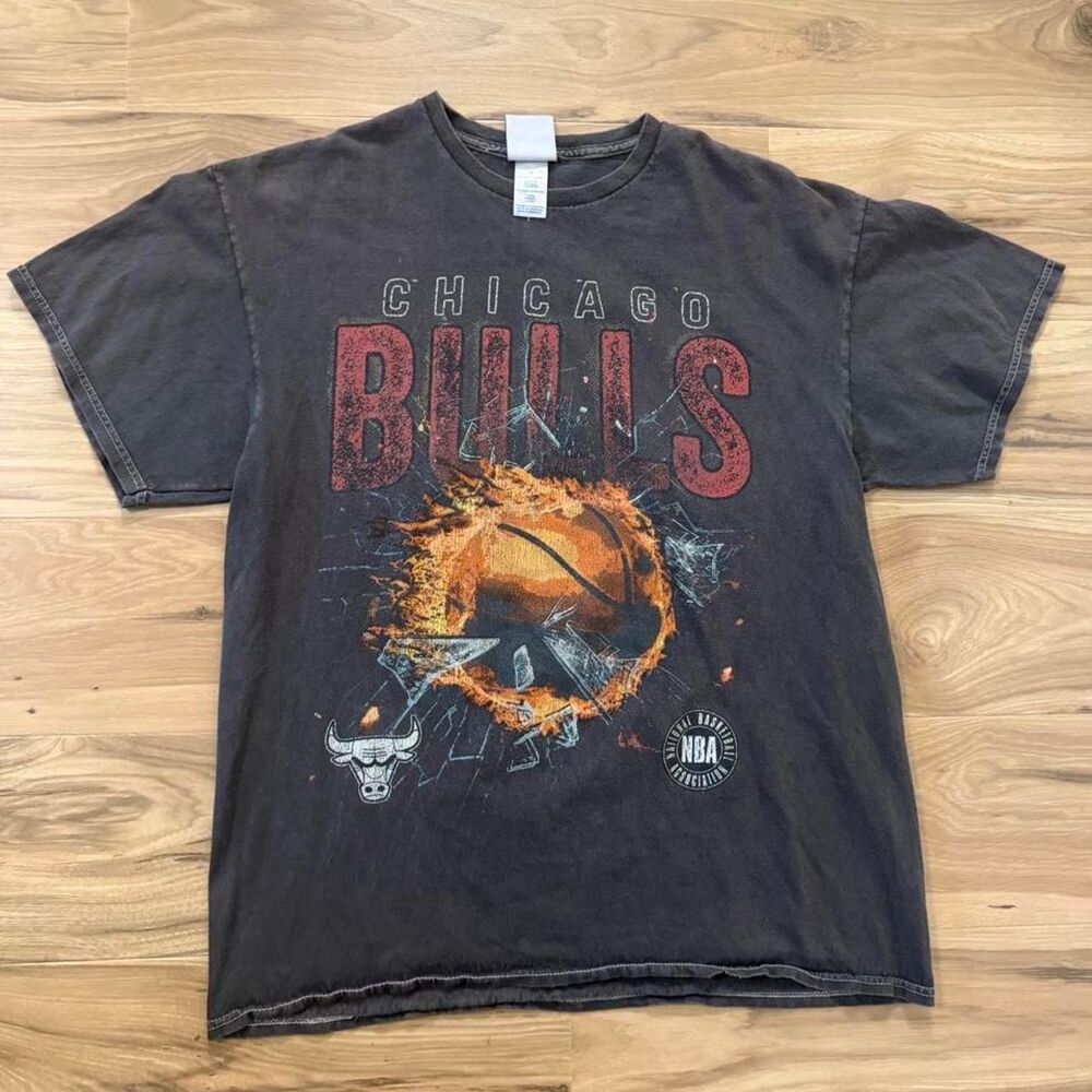 Vintage retro style NBA Chicago Bulls graphic sports tee